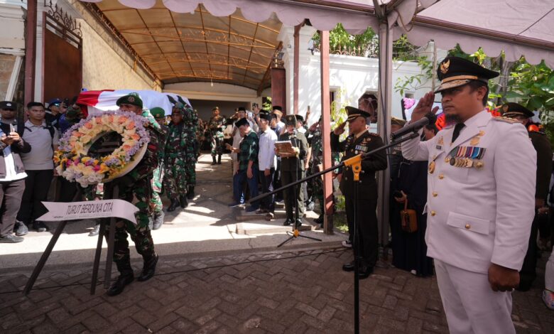 Gubernur Andi Sudirman Sulaiman Inspektur Upacara Persemayaman Jenazah Mayjen TNI (Purn) HM Amin Syam