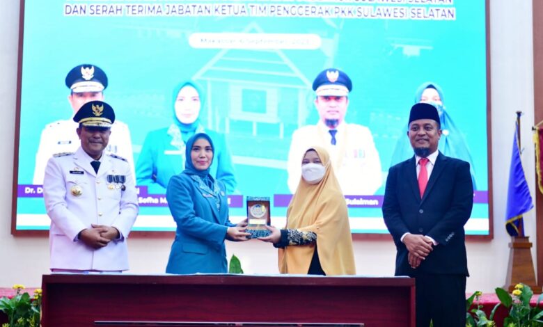 Serah Terima Memori Akhir Jabatan Gubernur Sulsel dari Andi Sudirman ke Bahtiar Baharuddin