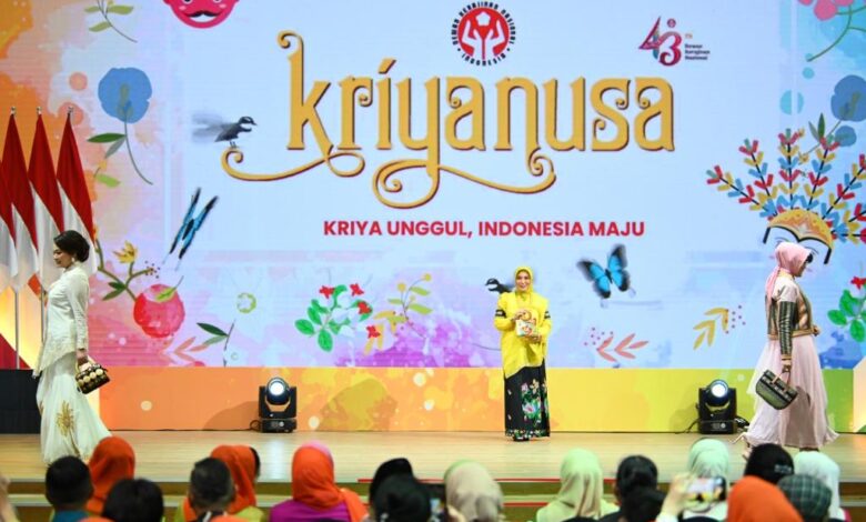 Sofha Marwah Tampil Anggun Padukan Baju Bodo dan Sarung Lagosi di Pameran Kriyanusa 2023