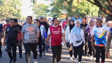 Jalan Sehat di GOR Sudiang bersama Istri, Pj Gubernur Bahtiar: Fasilitas Olahraga Harus Dimaksimalkan