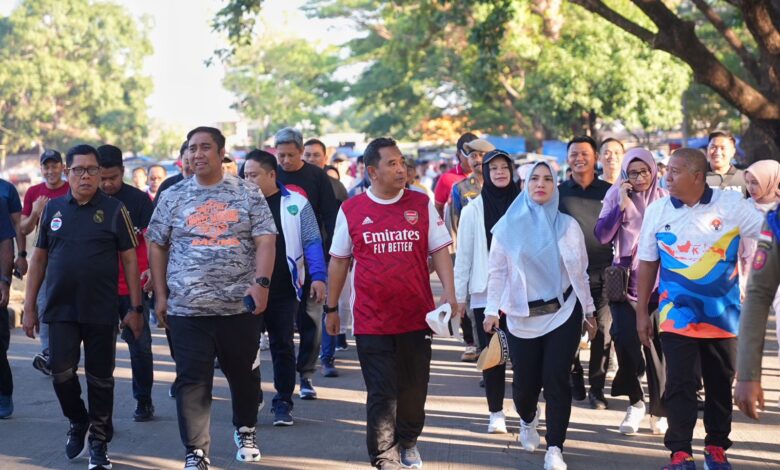 Jalan Sehat di GOR Sudiang bersama Istri, Pj Gubernur Bahtiar: Fasilitas Olahraga Harus Dimaksimalkan