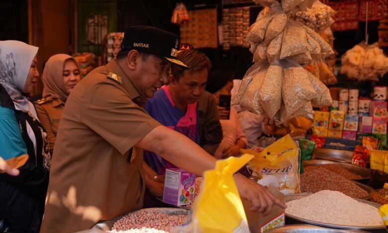 Pj Gubernur Bahtiar Bersama Forkopimda Tinjau Harga Kebutuhan Pokok di Pasar Tradisional