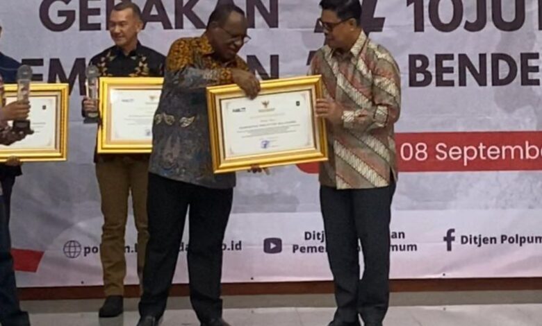 Pemkab Bulukumba Terima Penghargaan Gerakan Pembagian 10 Juta Bendera Merah Putih dari Kemendagri