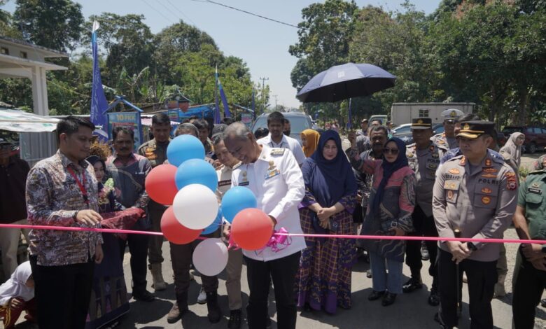 Bupati Luwu, Basmin Mattayang pengguntingan pita sebagai simbol diresmikannya pengaspalan jalan ruas Suli-Papakaju di Desa Papakaju Kecamatan Suli.