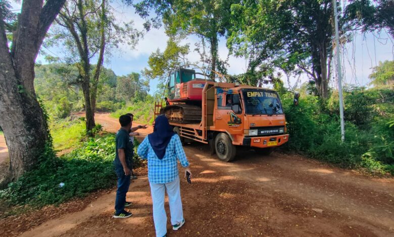 PT Citra Lampia Mandiri (CLM), turunkan satu unit alat berat berupa ekskavator untuk membersihkan drainase yang tersumbat menjadi masalah masyarakat.