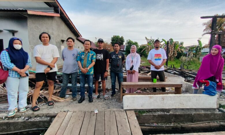 PT Citra Lampia Mandiri (CLM) menyerahkan bantuan kepada korban kebakaran di Desa Balantang, Kecamatan Malili, Kabupaten Luwu Timur.