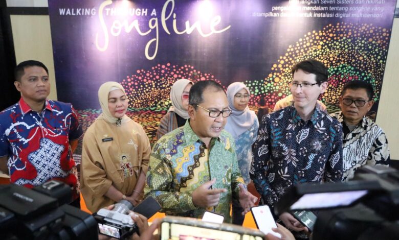 Pameran Walking Through A Songline Hadir di Makassar, Danny Pomanto: Mimpi Suku Aborigin Australia