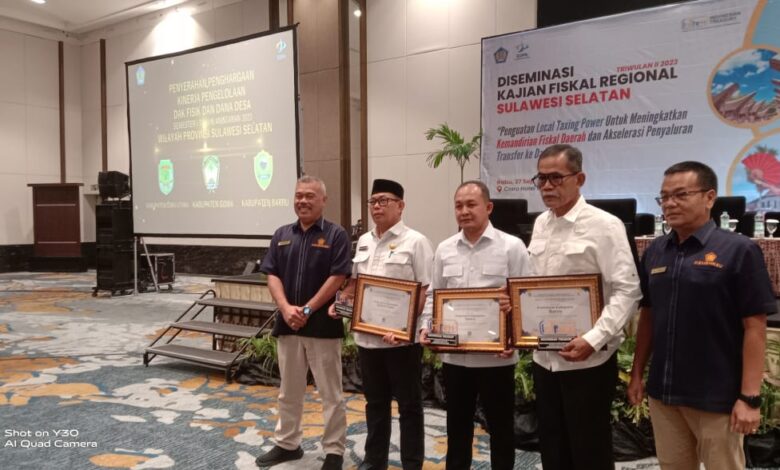 Gowa Terima Pengahrgaan Pegelola Dana Desa Terbaik di Sulsel