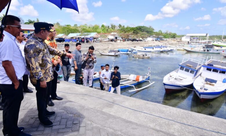 Pemprov Sulsel Serahkan Bantuan 8 Unit Kapal Nelayan di Bulukumba
