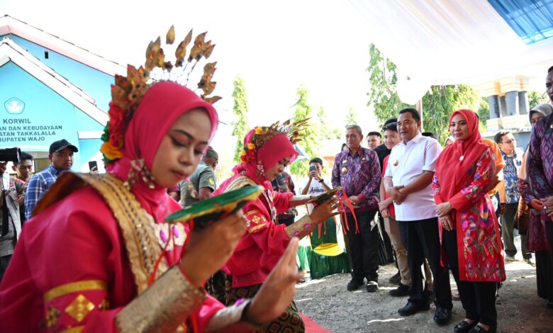 Kunker ke Wajo, Pj Gubernur Bahtiar dan Istri Disambut Antusias