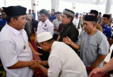 Pj Gubernur Bahtiar Salat Jumat di Masjid Syekh Yusuf, Silaturahmi dengan Warga Gowa