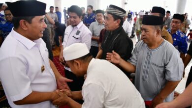Pj Gubernur Bahtiar Salat Jumat di Masjid Syekh Yusuf, Silaturahmi dengan Warga Gowa