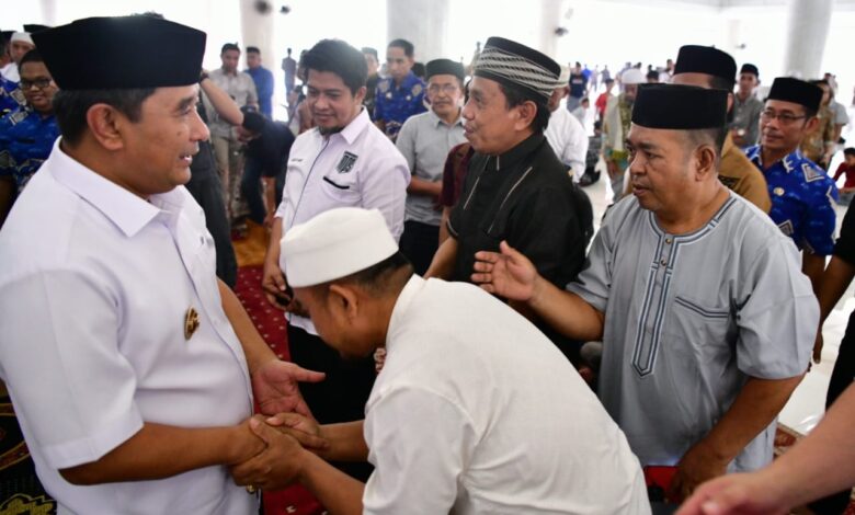 Pj Gubernur Bahtiar Salat Jumat di Masjid Syekh Yusuf, Silaturahmi dengan Warga Gowa