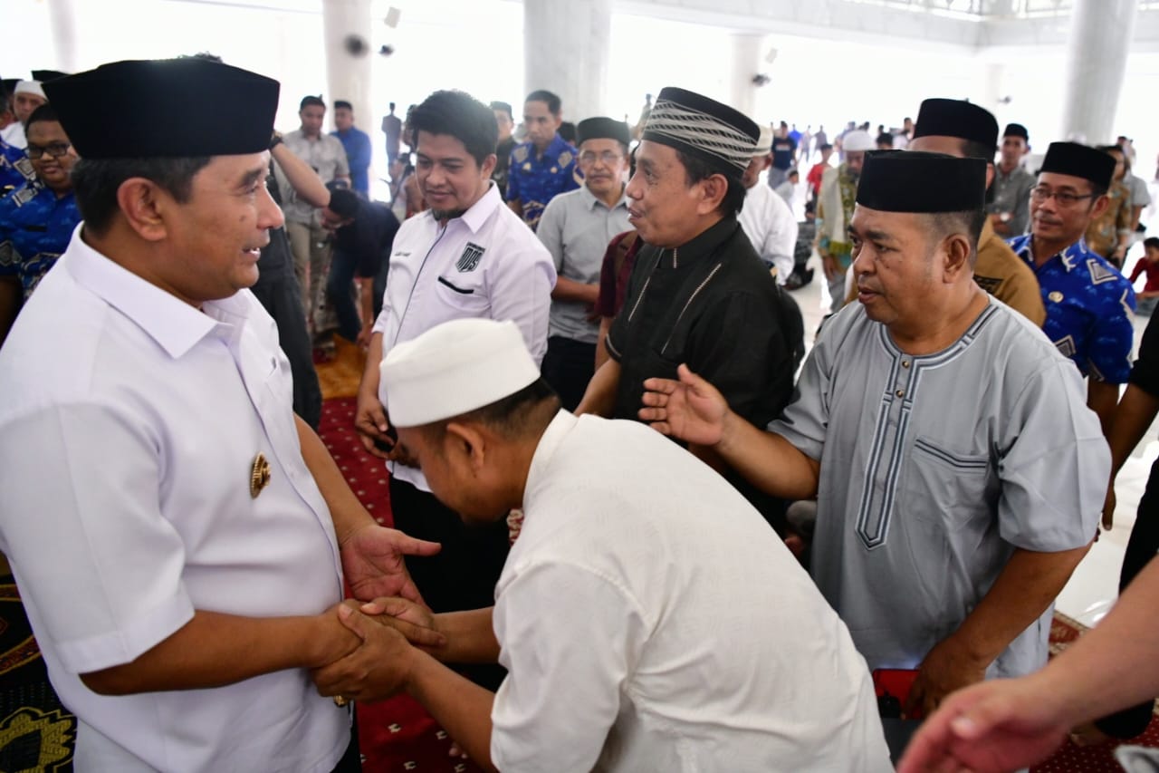 Pj Gubernur Bahtiar Salat Jumat di Masjid Syekh Yusuf, Silaturahmi dengan Warga Gowa