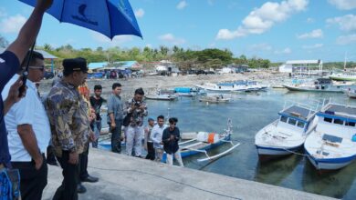 Pj Gubernur Sulsel Serahkan Bantuan Kapal Penangkap Ikan, Semua Dibuat di Bulukumba