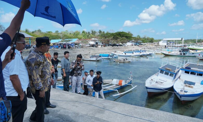 Pj Gubernur Sulsel Serahkan Bantuan Kapal Penangkap Ikan, Semua Dibuat di Bulukumba
