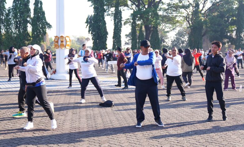 Pj Gubernur Bahtiar dan Ketua PKK Sofha Marwah Senam Pagi Bareng Pegawai Lingkup Pemprov Sulsel