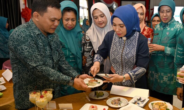 Sofha Marwah Bahtiar Apresiasi Menu Pangan Lokal Berbahan Dasar Pisang Kreasi TP PKK Enrekang