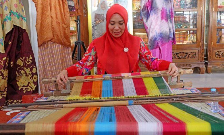 Sofha Marwah Bahtiar Kagumi Keunikan Tenun Sutera Wajo