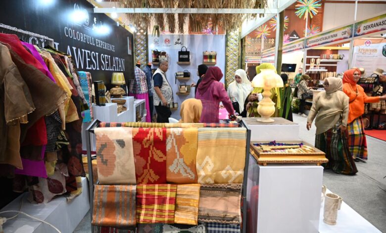 Stand Dekranasda Sulsel di Pameran Kriyanusa Ramai Pengunjung, Ada Ibu Wury Ma'ruf Amin Hingga Ibu Mufidah Kalla
