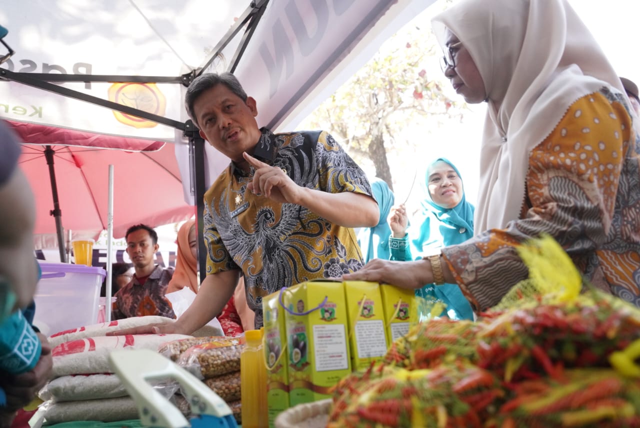 Tekan Inflasi Di Sulsel, Pj Sekda Buka Pasar Murah Gerakan Pangan Murah di Kecamatan Mariso