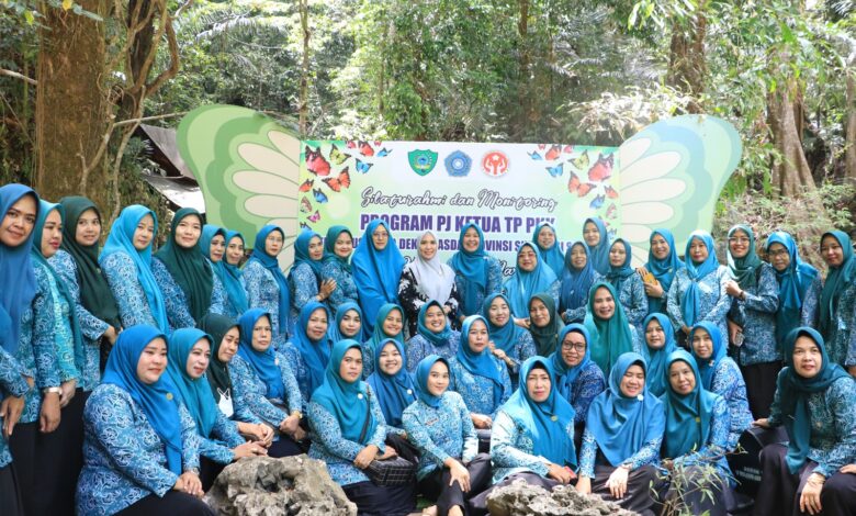 Percepat Penurunan Stunting, Sofha Marwah Bahtiar Serahkan Bantuan Telur dan Susu di Kabupaten Maros
