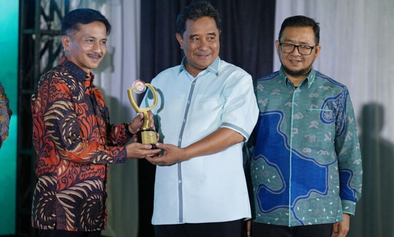 Bupati Bulukumba Terima Penghargaan KPID Sebagai Kepala Daerah Peduli Penyiaran