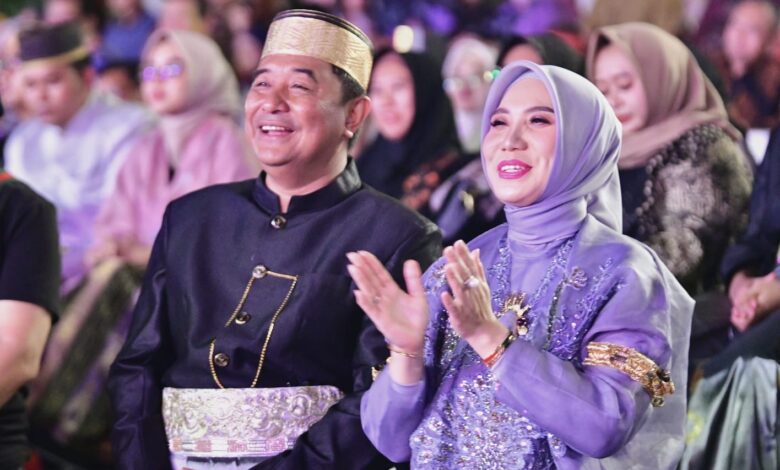 Pj Gubernur Didampingi Pj Ketua TP PKK Sulsel Buka Gelaran Fashion Show Perayaan HUT Sulsel Ke 354