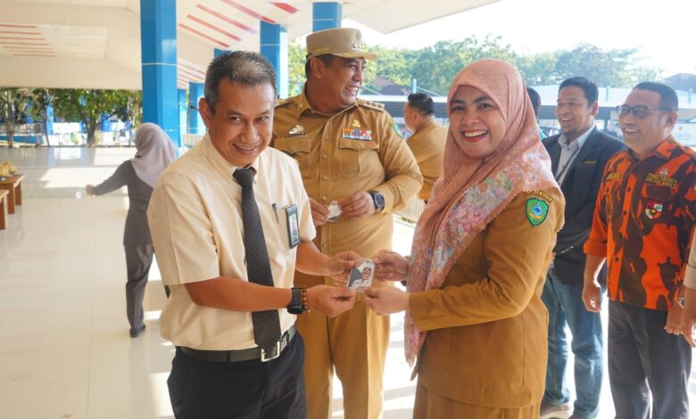 Bank Sulselbar dan Perseroda Maros Bagikan Kartu E-Money Kepada Ketua Organisasi Kepemudaan