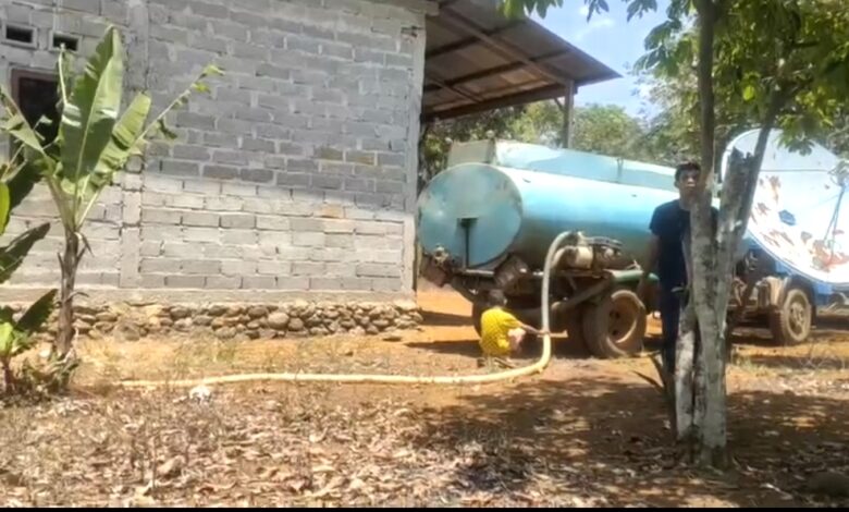PT.Citra Lampia Mandiri (PT.CLM) menyuplai air wilayah desa pemberdayaannya menggunakan water tank