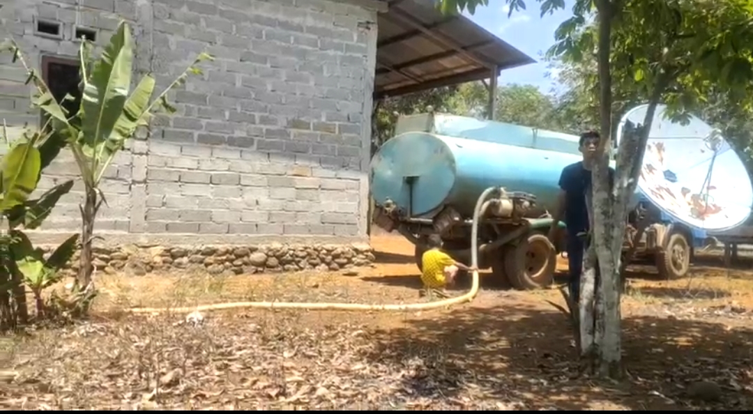 PT.Citra Lampia Mandiri (PT.CLM) menyuplai air wilayah desa pemberdayaannya menggunakan water tank