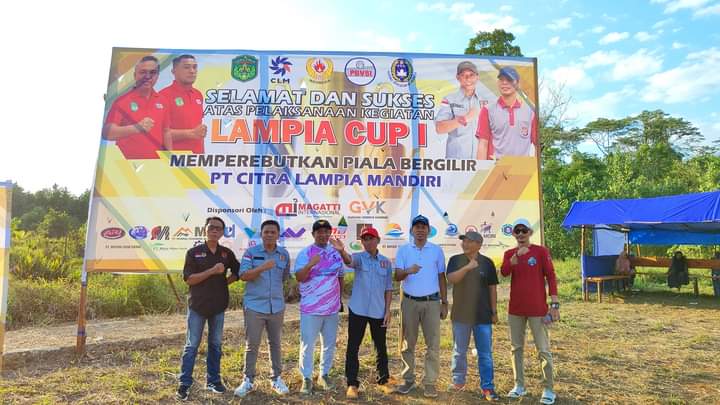 PT Citra Lampia Mandiri (CLM), resmi membuka Turnamen Lampia cup 1 perebutan piala bergilir PT. Citra Lampia Mandiri (CLM) di lapangan Desa Harapan, Kecamatan Malili Minggu, 15 Oktober 2023.