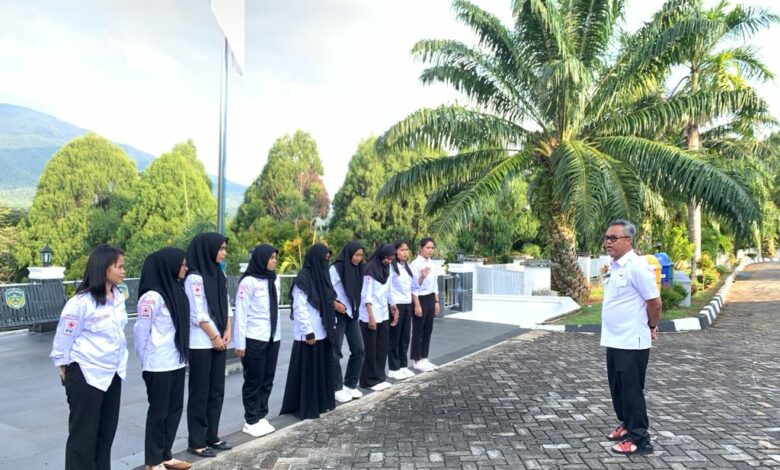 Ketua PMI Luwu Timur, Budiman melepas kontingen Korps Sukarela (KSR) Stikes Batara Guru yang mengikuti kegiatan rapat koordinasi daerah (Rakorda) 2023 dalam forum komunikasi KSR-PMI UPT Se-Sulsel