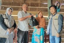 Dua Warga Bone Tidak Mampu, Nenek Bollo dan Jenne dapat Bantuan dari Baznas Bone