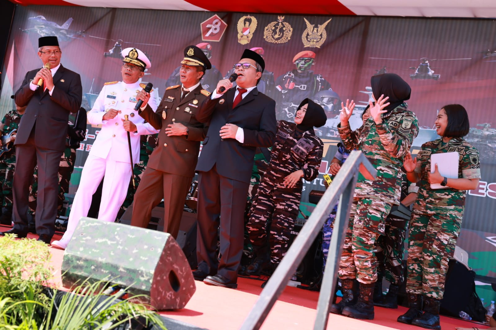Momentum HUT TNI ke-78, Danny Pomanto: Masyarakat Makassar Bergembira TNI Dekat Rakyat