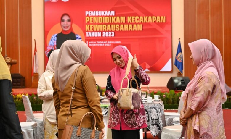 Dorong Lahirnya Wirausaha Profesional, Dekranasda Sulsel Gelar Pelatihan Anyaman dan Ecoprint