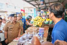 Tinjau Harga Kebutuhan Pokok di Pasar Daya, Pj Gubernur Bahtiar Pastikan Inflasi di Sulsel Terkendali