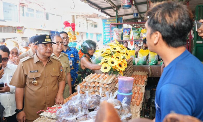 Tinjau Harga Kebutuhan Pokok di Pasar Daya, Pj Gubernur Bahtiar Pastikan Inflasi di Sulsel Terkendali