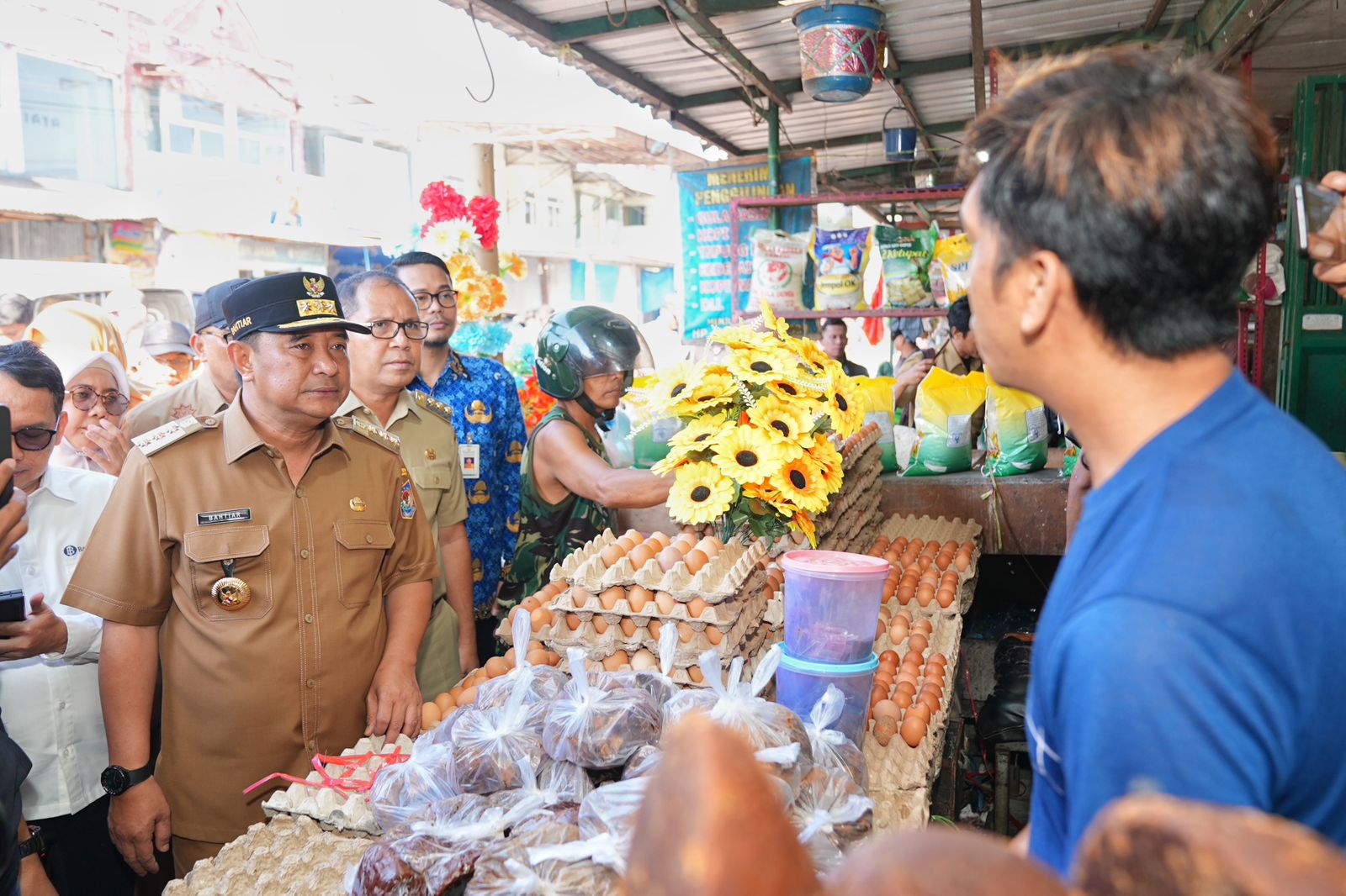 Tinjau Harga Kebutuhan Pokok di Pasar Daya, Pj Gubernur Bahtiar Pastikan Inflasi di Sulsel Terkendali