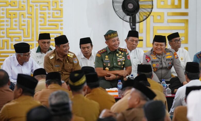 Pj Gubernur Bahtiar Sholawatan bersama Ulama, Forkopimdan, dan Ribuan Warga Sulsel
