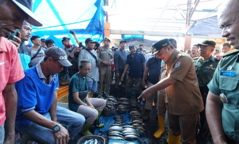 Cek Harga Ikan, Pj Gubernur Bahtiar Tinjau TPID Paotere Makassar
