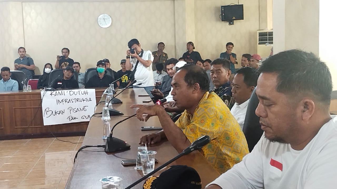 Datangi DPRD, Puluhan Kades di Bone Tolak Edaran Pj Gubernur Sulsel Soal Penggunaan Dana Desa Untuk Gerakan Menanam Pisang