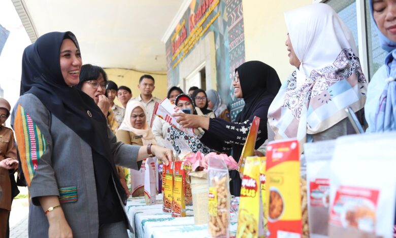 Kunjungi Rumah Kemasan Milik Disperindag Sulsel, Sofha Marwah Bahtiar Minta UMKM Tetap Disubsidi