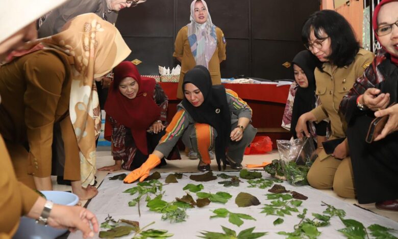 Sofha Marwah Bahtiar Ikut Belajar Teknik Ecoprint Bersama Peserta Program PKW 2023