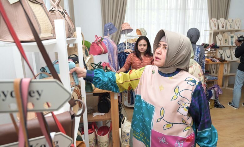 Dekranasda dan TP PKK Makassar Sambangi Pusat Kerajinan Dekranasda Bogor