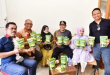 Sambangi Pelaku Usaha Rumahan Keripik Pisang, Pj Gubernur Bahtiar Bantu Promosi