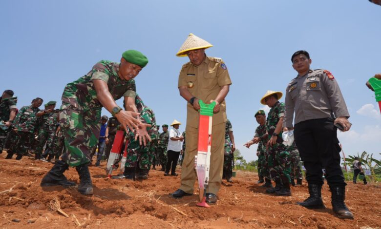 Siapkan Lahan, Pangdam XIV Hasanuddin Support Program Budidaya Pisang Pemprov Sulsel
