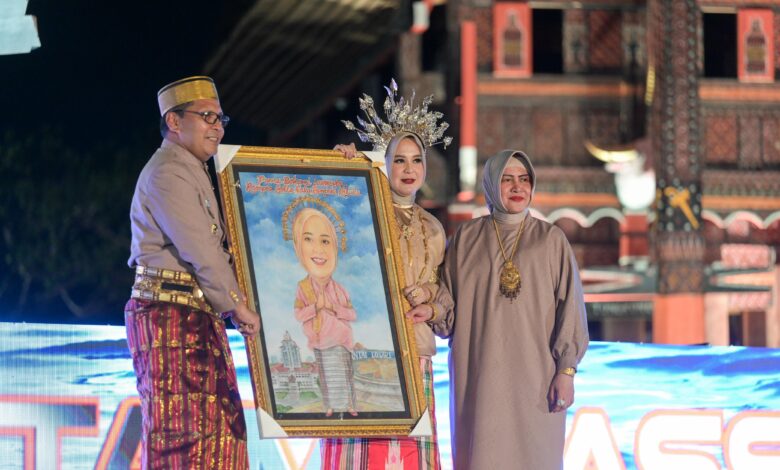 Ketua TP PKK Dampingi Wali Kota Makassar Serahkan Cendramata Perpisahan Fatmawati Rusdi di Hut Kota