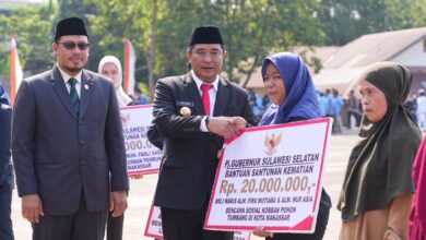 Hari Pahlawan Nasional, Pj Gubernur Sulsel dan Pangdam XIV Hasanuddin Serahkan Bantuan untuk Korban Bencana Sosial