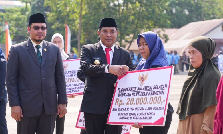 Hari Pahlawan Nasional, Pj Gubernur Sulsel dan Pangdam XIV Hasanuddin Serahkan Bantuan untuk Korban Bencana Sosial